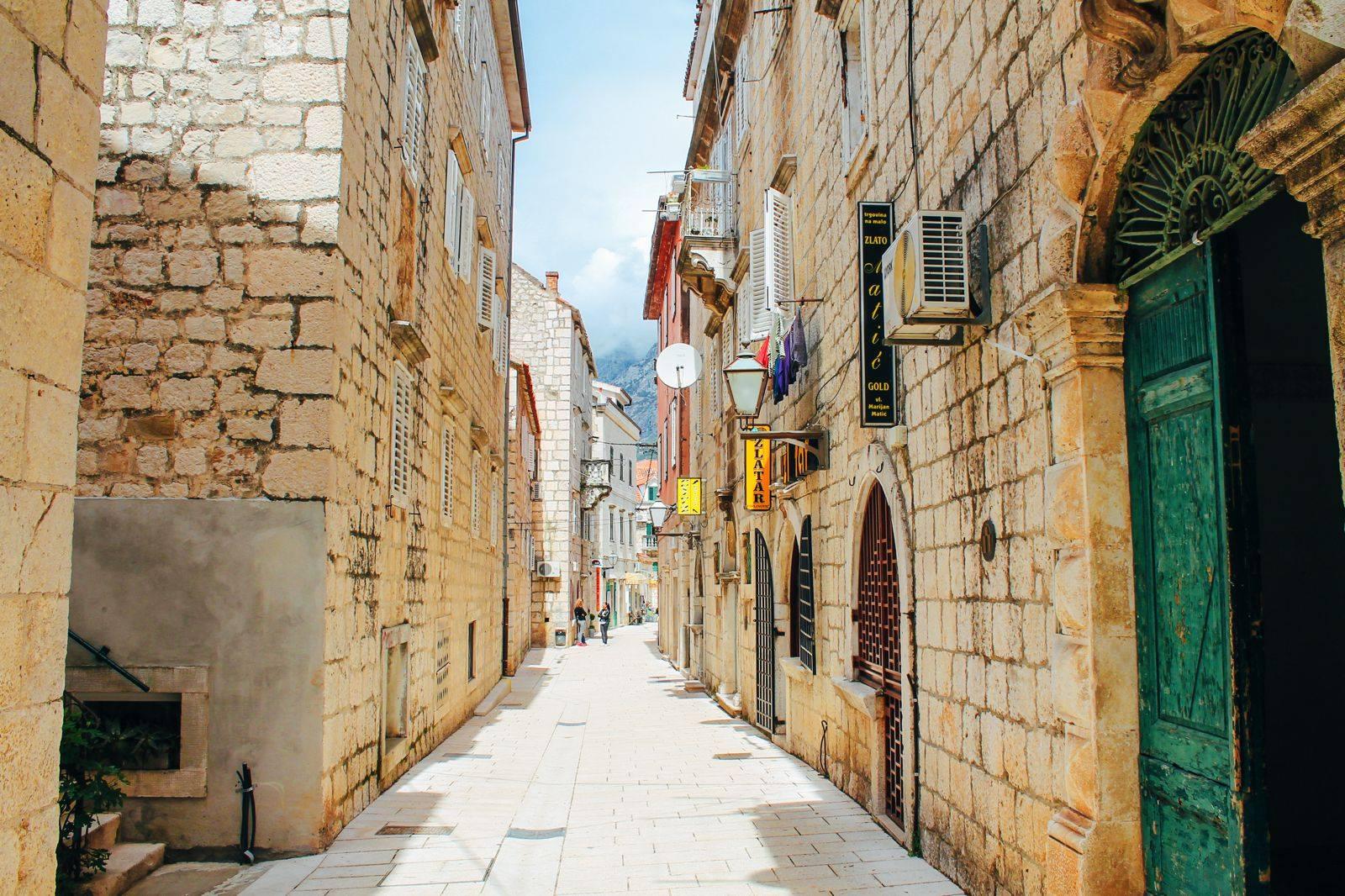 2. Spaceruj po galeriach Starego Miasta na Kalelardze