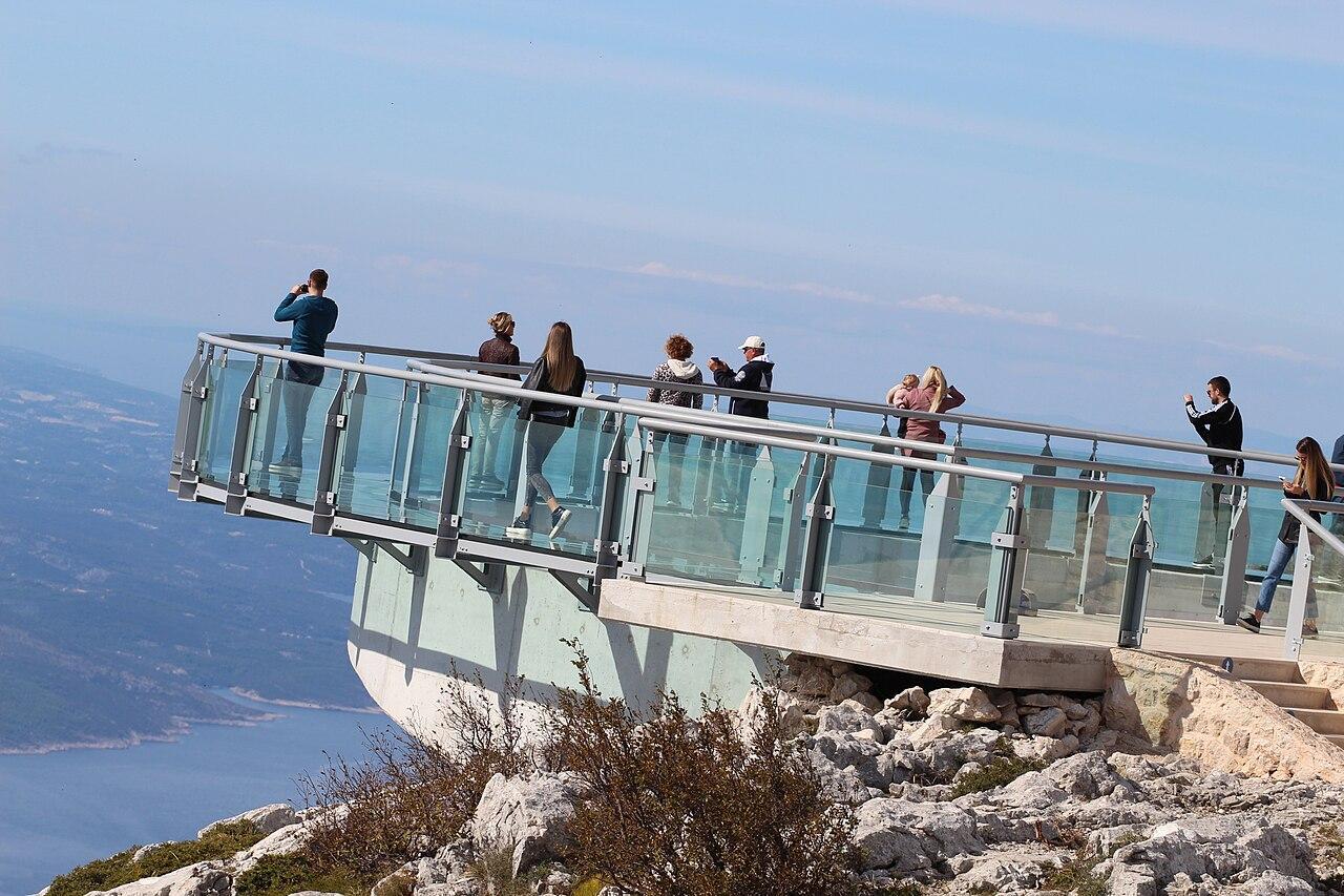 8. Unternehmen Sie einen Tagesausflug zu den Baćina-Seen oder zum Biokovo-Gebirge