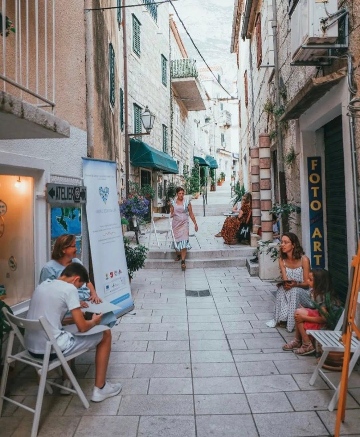 Art That Breathes: Galerija 10 & RinTinTina