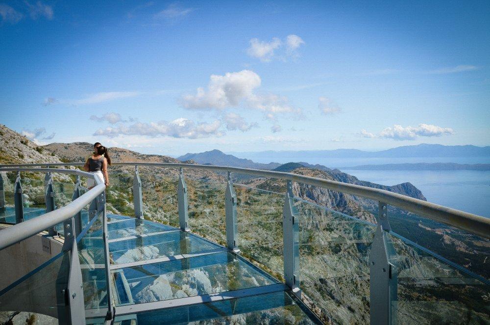 Glass platform extending far past the cliff’s edge