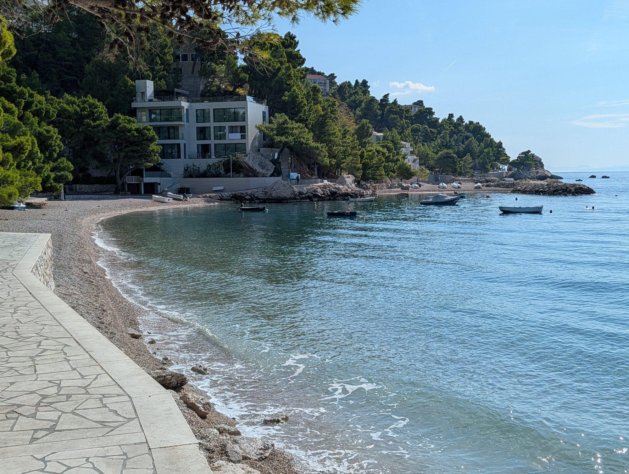 Jakiruša Beach: Facilities & Amenities