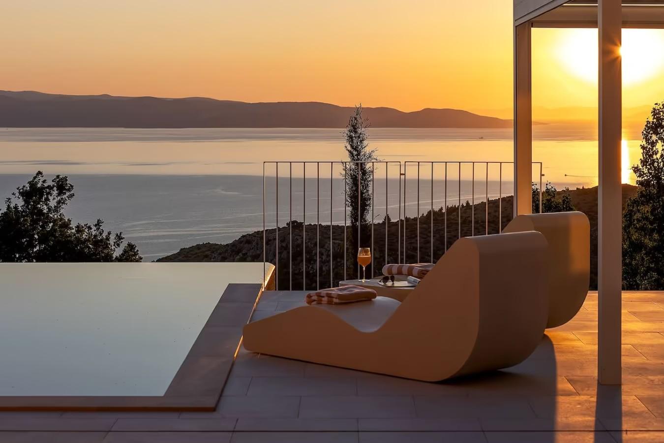 2. Where to Stay: Pure Romance & Luxury Views