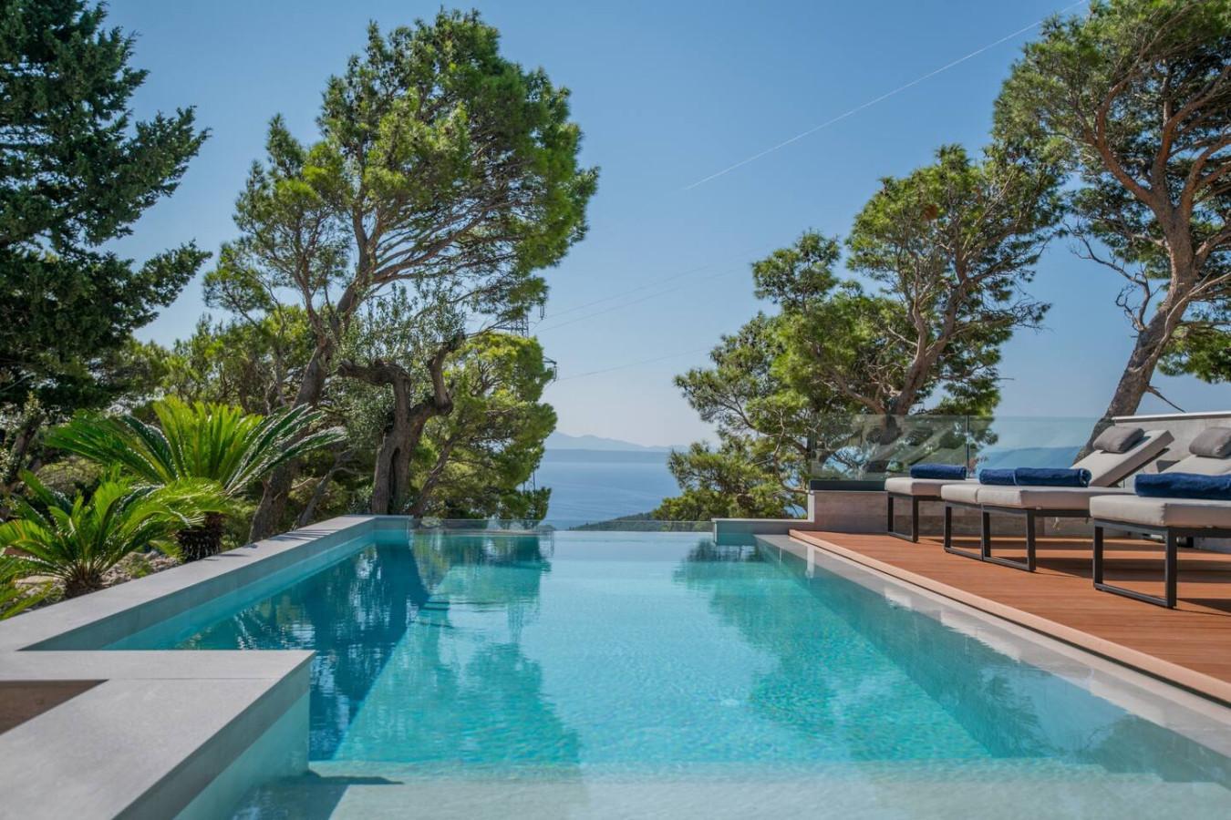 3. Villa De Linda: Pool Days with Sea and Mountain Views