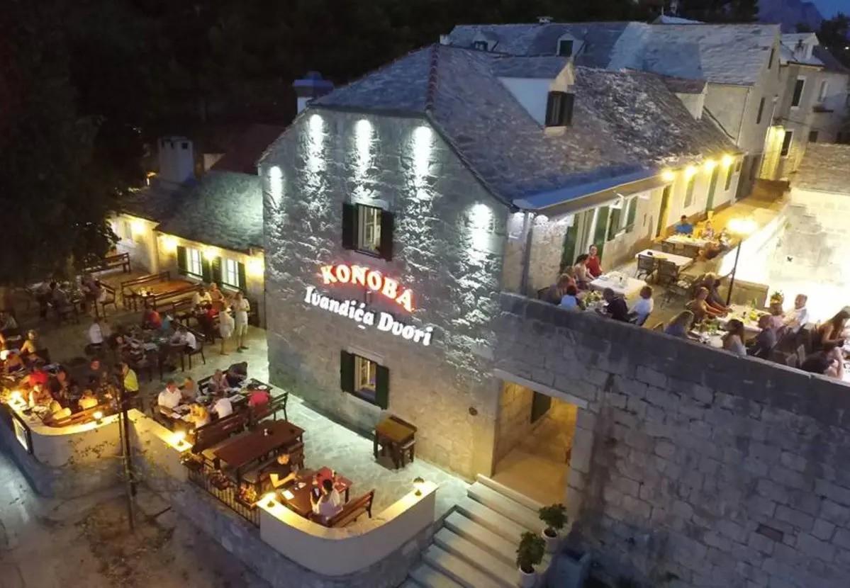 Pro historické kouzlo a výhledy: Konoba Ivandića Dvori